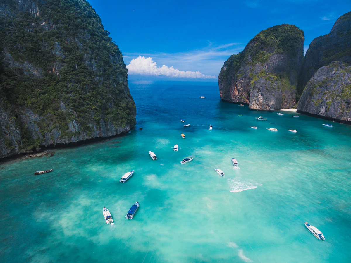 タイ南部のターコイズブルーの海と石灰岩の崖。タトゥーを入れる前に楽しんでおきたいビーチ