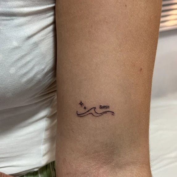 Close up of the fine line wave and the Thai script word อิสระ